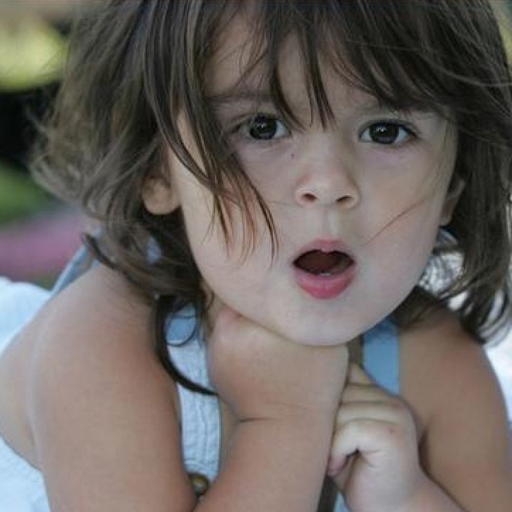 فيديو.. أم تقاوم نوم طفلتها في عيد ميلادها 