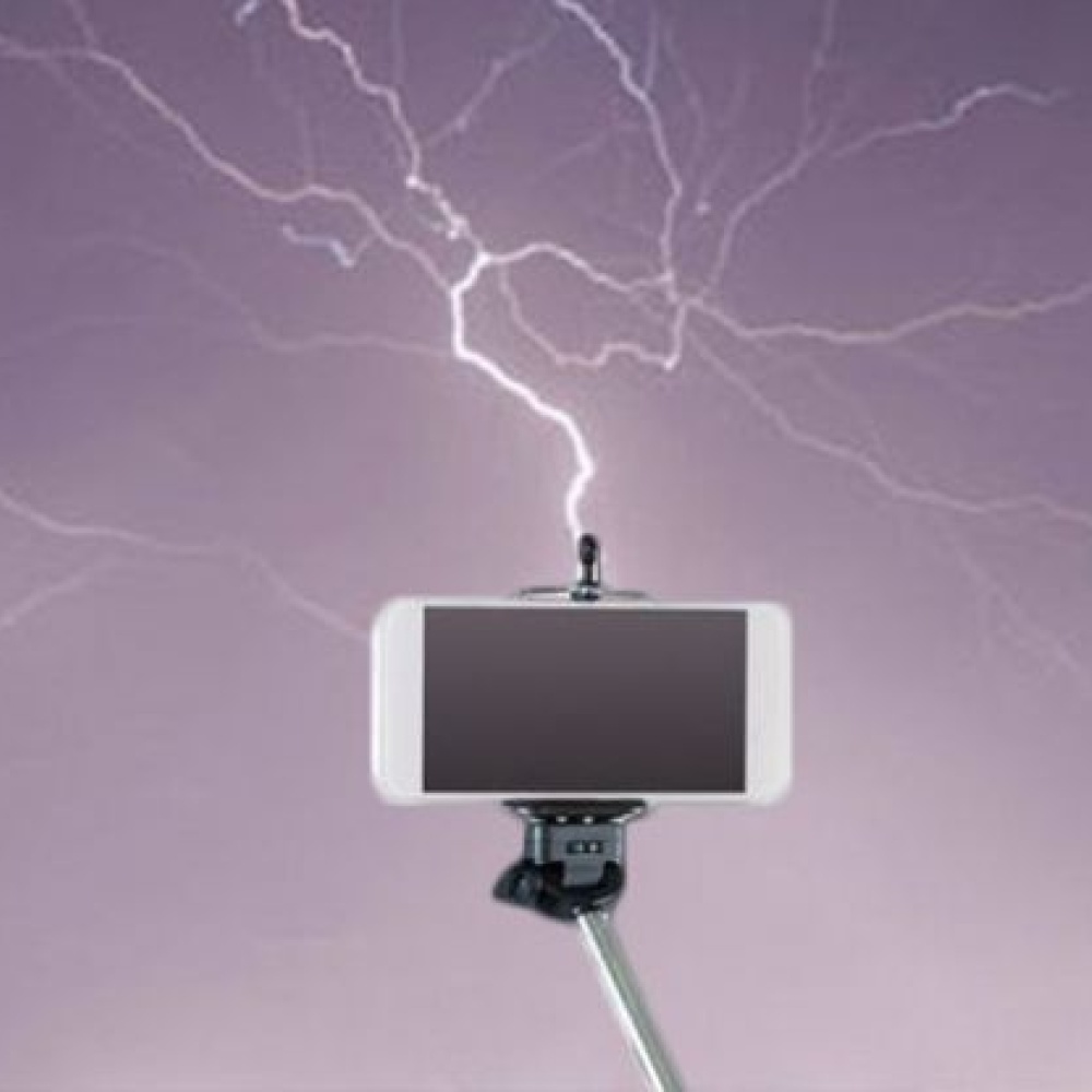 عصا "سلفي" تُنهي حياة صاحبها!