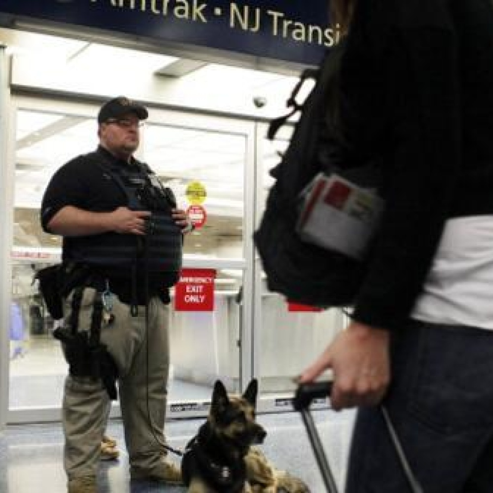 شرطيان يساعدان امرأة على الإنجاب بمترو أنفاق