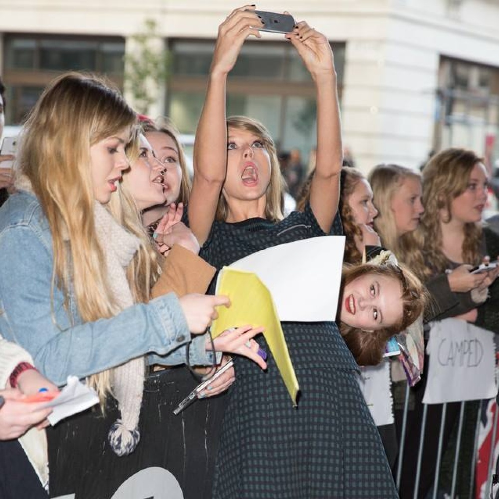 تايلور سويفت وسيلفي مجنونة مع مشجّعاتها