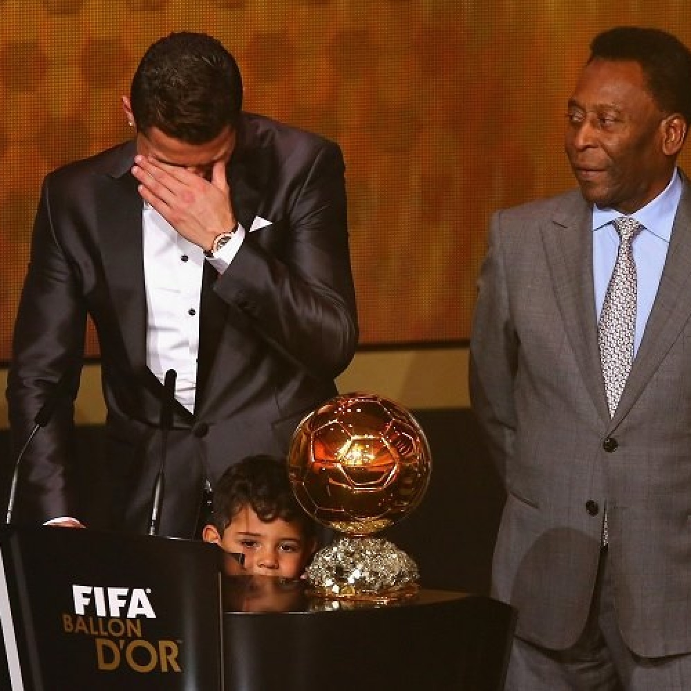 اللاعب البرتغالي كريستيانو رونالدو يذرف دموع الفرح بعد فوزه بجائزة الكرة الذهبية لأفضل لاعب في العالم