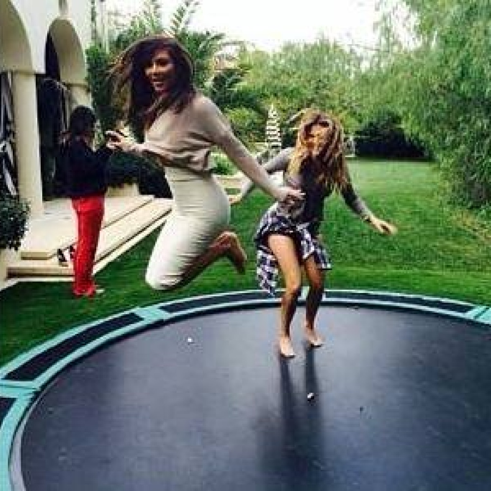 كيم وكلوي كارداشيان تقفزان وتلهوان مرحا في حديقة منزل العائلة