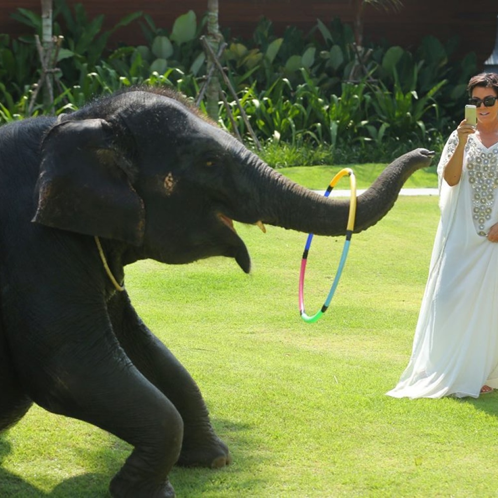 كريس جينير والدة كيم كارداشيان تستمتع هي الأخرى بعطلتها في تايلاند