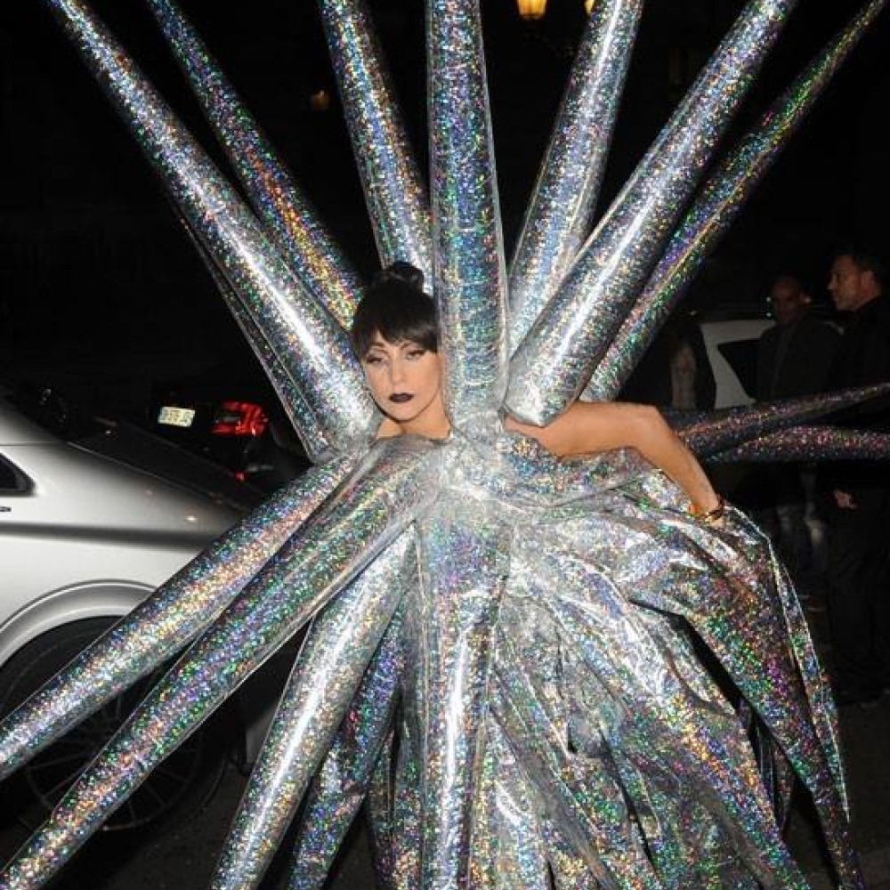 صرعات ليدي جاجا التي لا تنتهي .. فهل تحاول التحول إلى عنكبوت من خلال هذا الزي الغريب؟