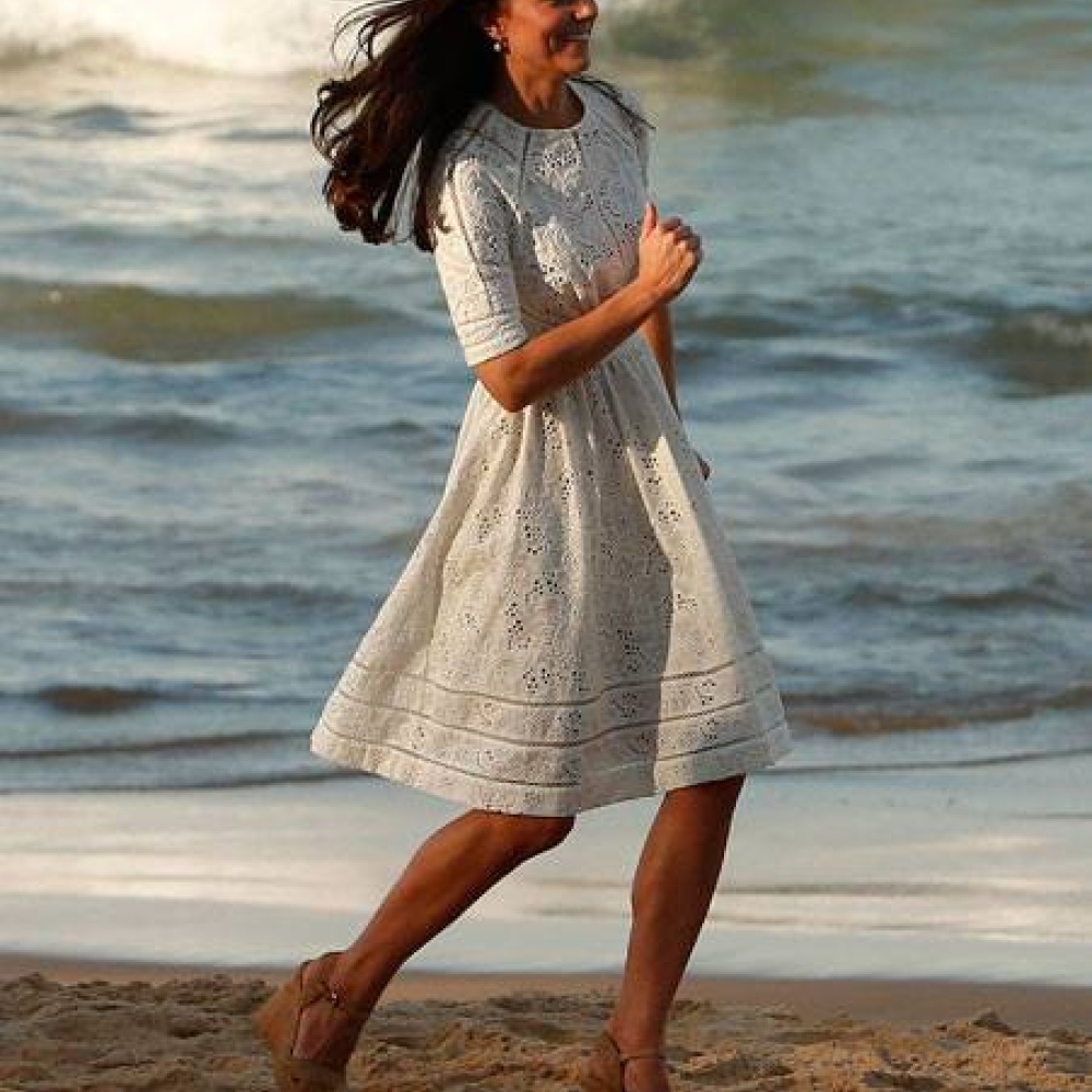 بأناقة صباحية ملفتة... دوقة كامبريدج كيت ميدلتون تتجول في أحد شواطئ أستراليا لأداء إحدى مهامها الرسمية هناك