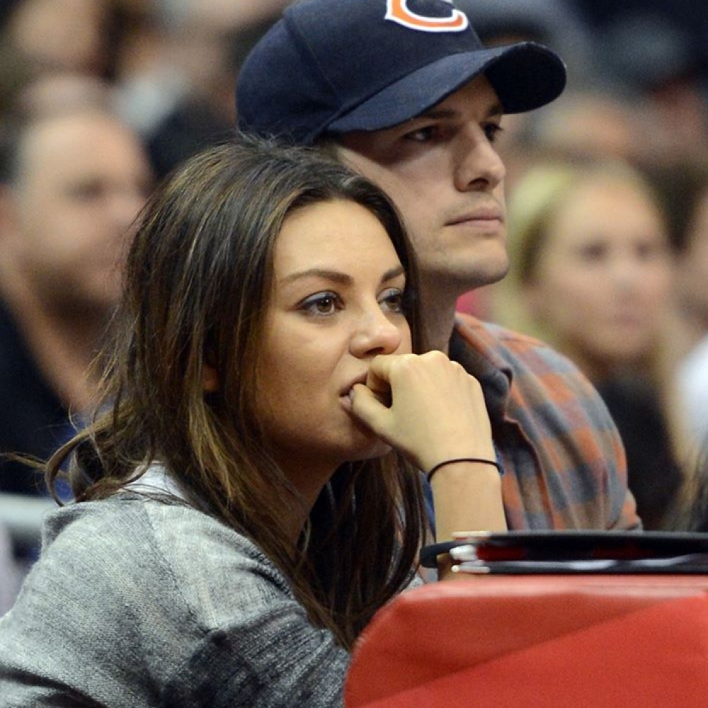 آشتون كوتشر وميلا كوينس يتابعان بشغف إحدى مباريات كرة السلة في لوس أنجلوس