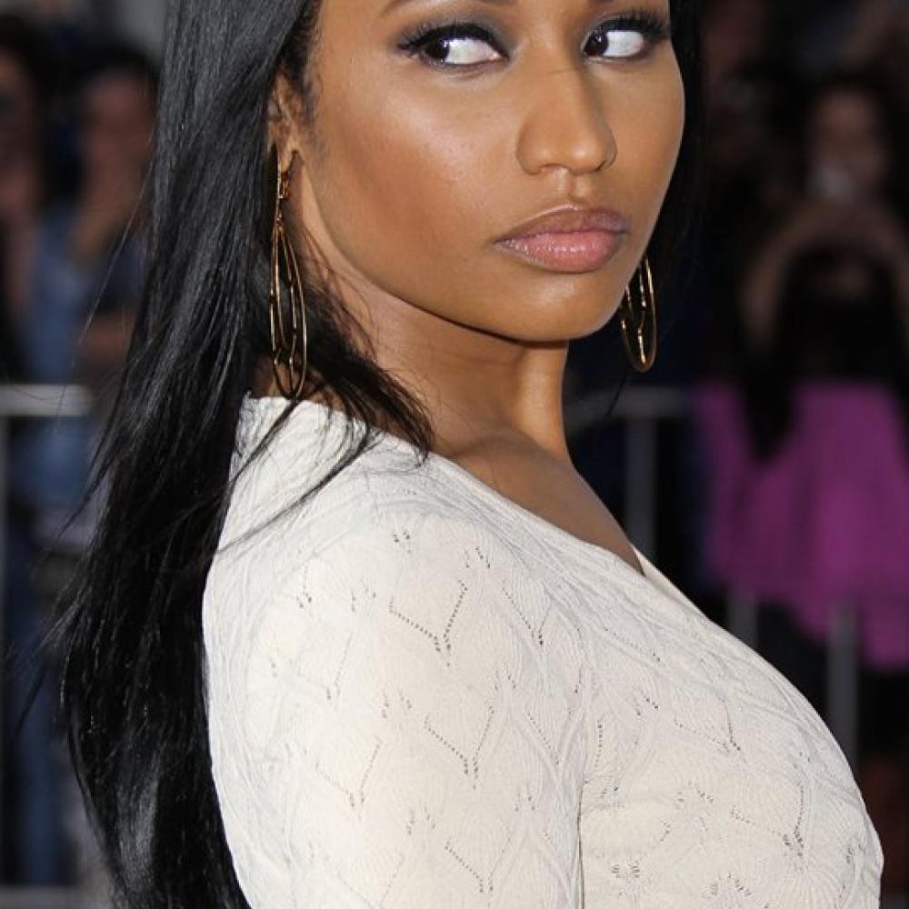 يبدو أن أحد المصورين أغضب نيكي ميناج لترمقه بهذه النظرة الحادة!