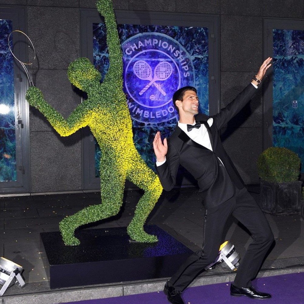  البطل دوكوفيتش يقوم بحركات مضحكة خلال عشاء الأبطال للتنس