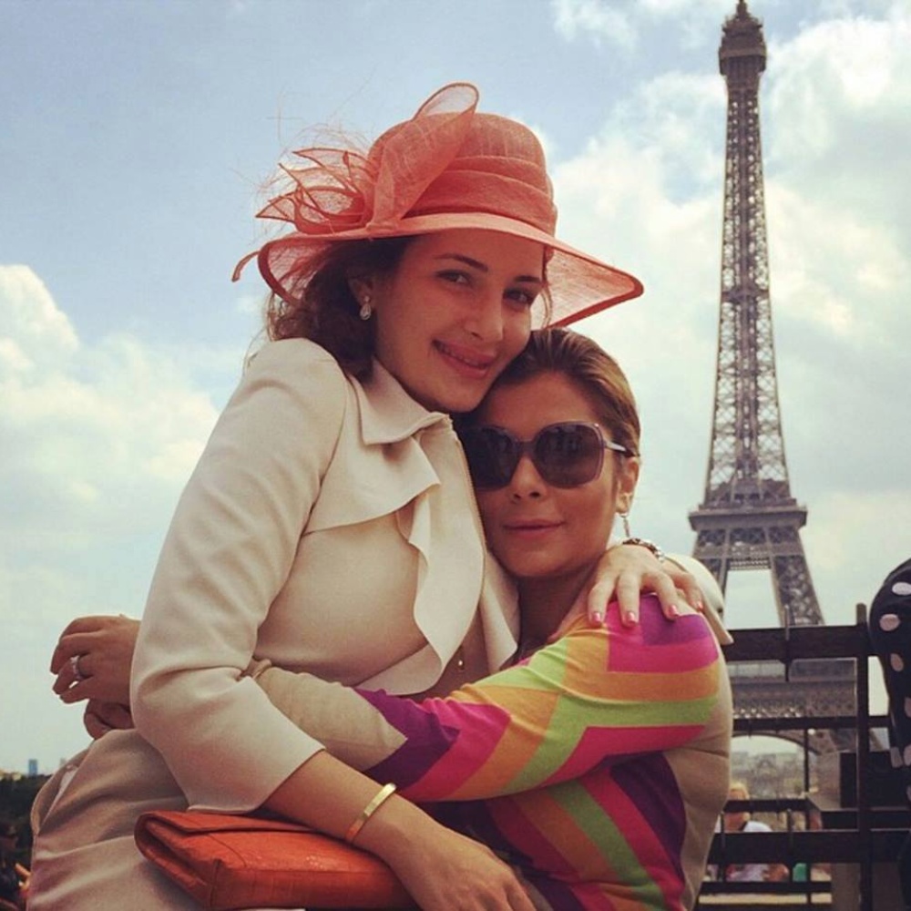 أصاله نصري تحتضن ابنتها شام خلال قضائهما لعطلتهم في باريس