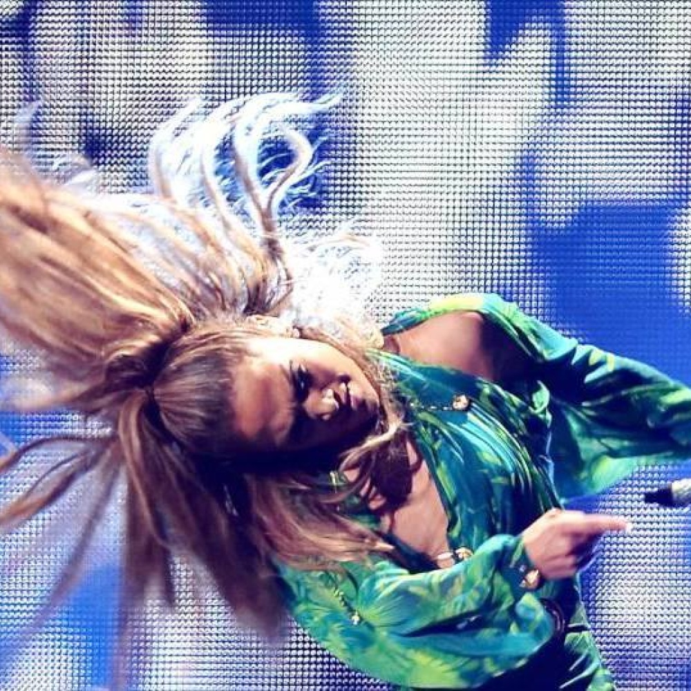 جنيفير لوبيز تحاول نسيان خلافاتها مع كاسبر بالاندماج الكامل على المسرح