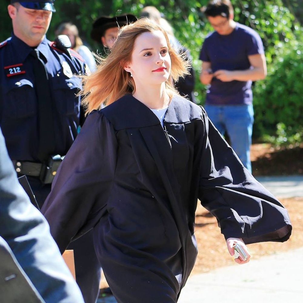 واثق الخطوة يمشي ملكا .. إيما واتسون خلال تخرجها من جامعة براون بالأمس