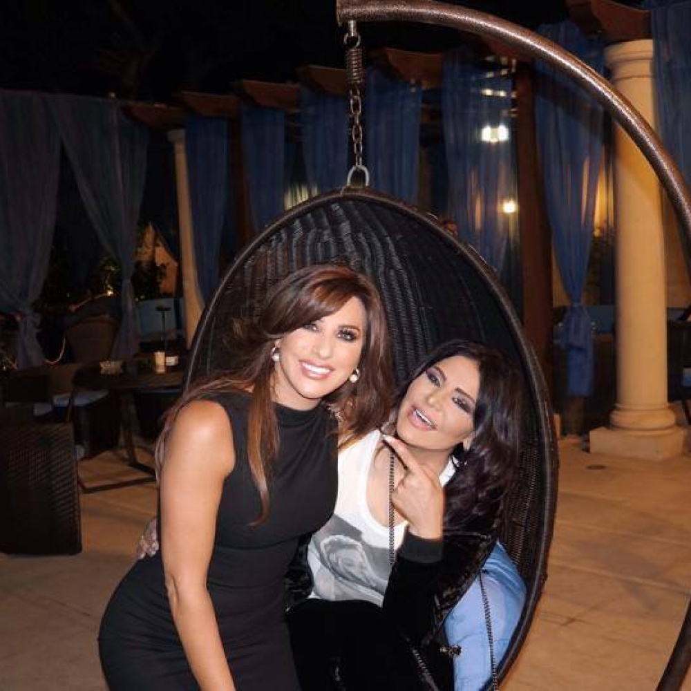 أحلام ونجوى كرم في لقطة عفوية خلال دعوة عشاء في لبنان بالأمس