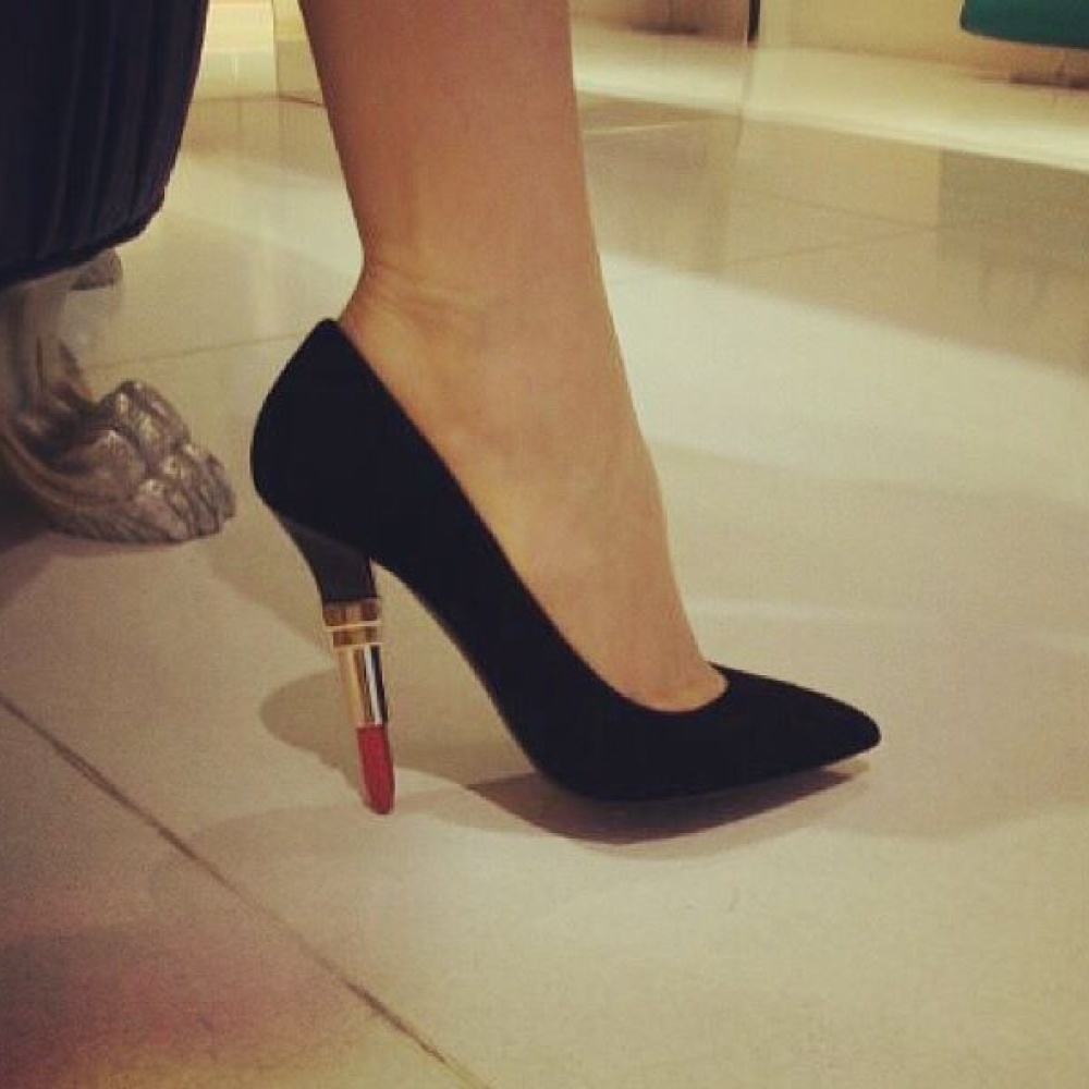 اليسا تعبر عن سعادتها بالحذاء الجديد .. ما رأيكم به؟