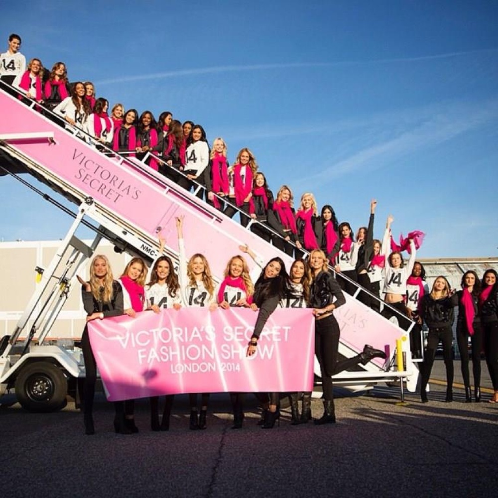 طائرة واحدة حملت جميلات فيكتوريا سيكريت إلى لندن للمشاركة بالعرض السنوي الشهير