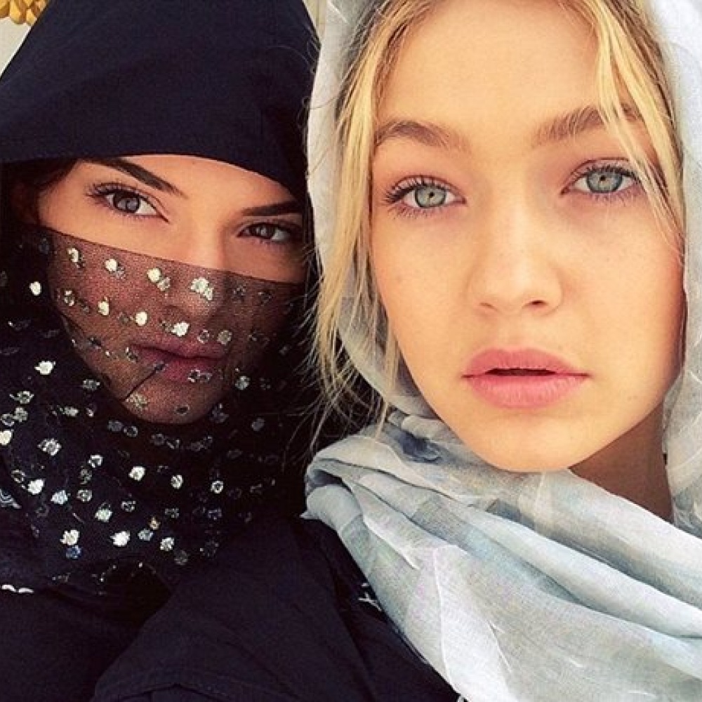 كيندال جينر فاتنة بالبرقع والحجاب لدى زيارتها لمسجد الشيخ زايد في أبوظبي بالأمس