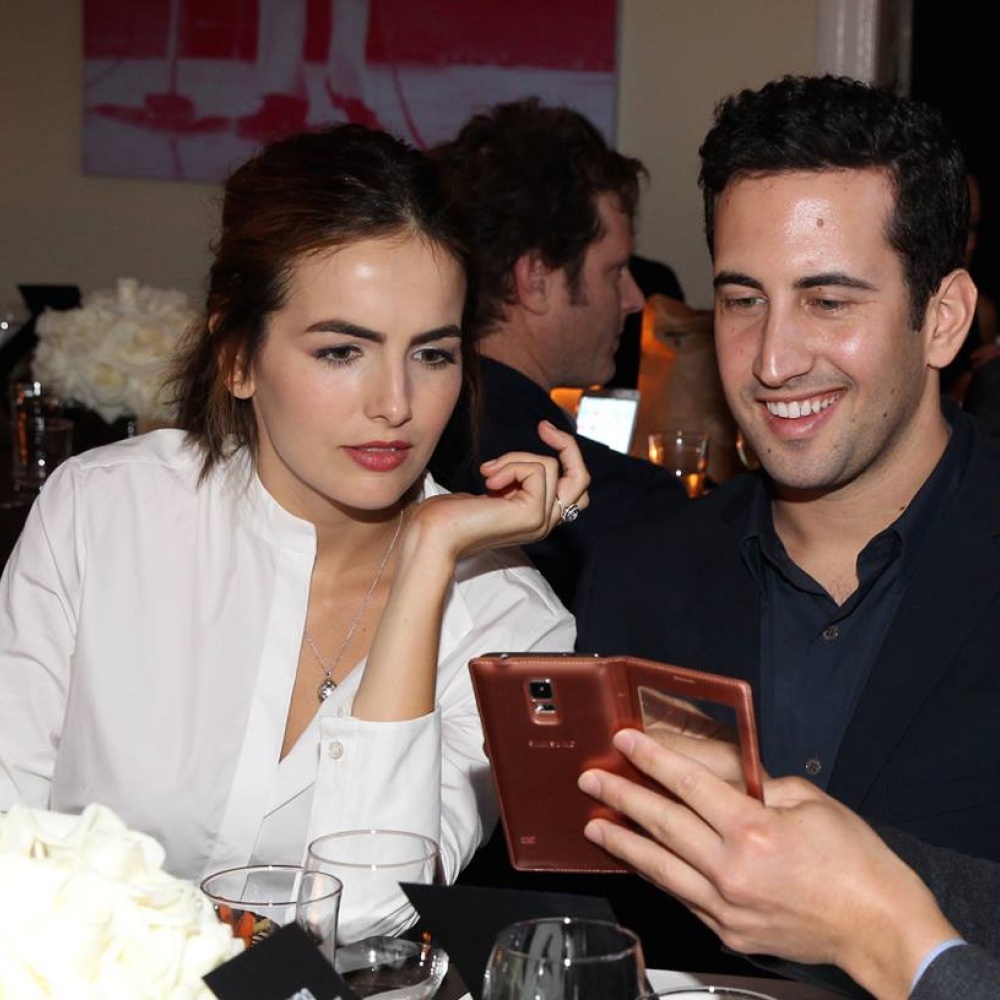 لا نعلم ما الذي شاهدته كاميلا بيل عى هاتف صديقها لتبدو مندهشة إلى هذا الحد !