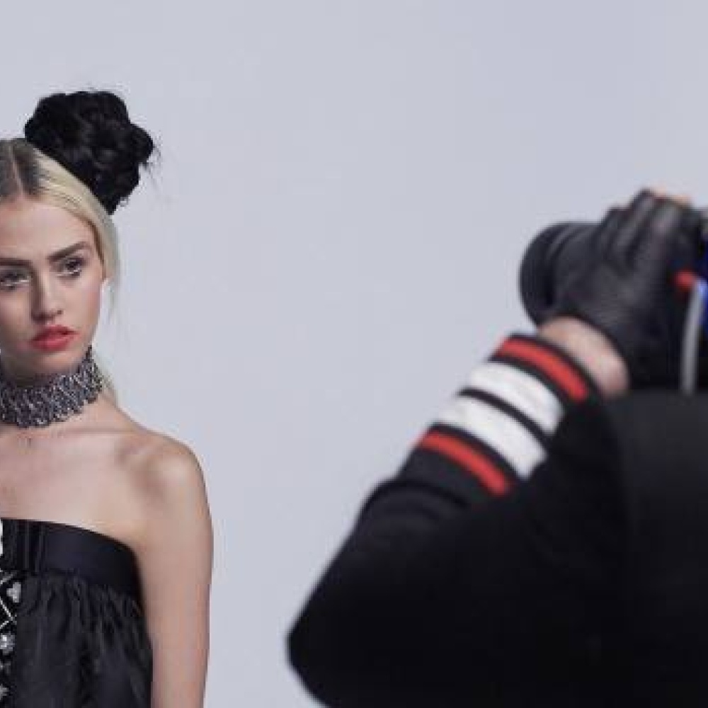 كارل لاغرفيلد يلتقط بنفسه الصور لعارضات شانيل كروز في سيول