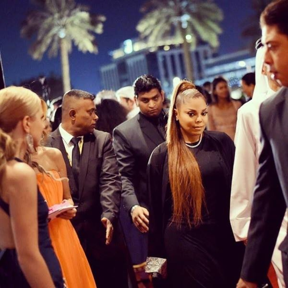 بعد غياب أكثر من عام، جانيت جاكسون تظهر خلال حفل فوغ للموضة في دبي