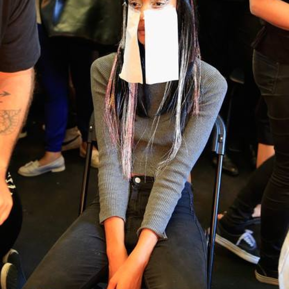 لا نعرف سبب تثبيت هذه المناديل على وجه العارضة؟ هل لإخفاء الملل الواضح عليها أم لسبب آخر؟