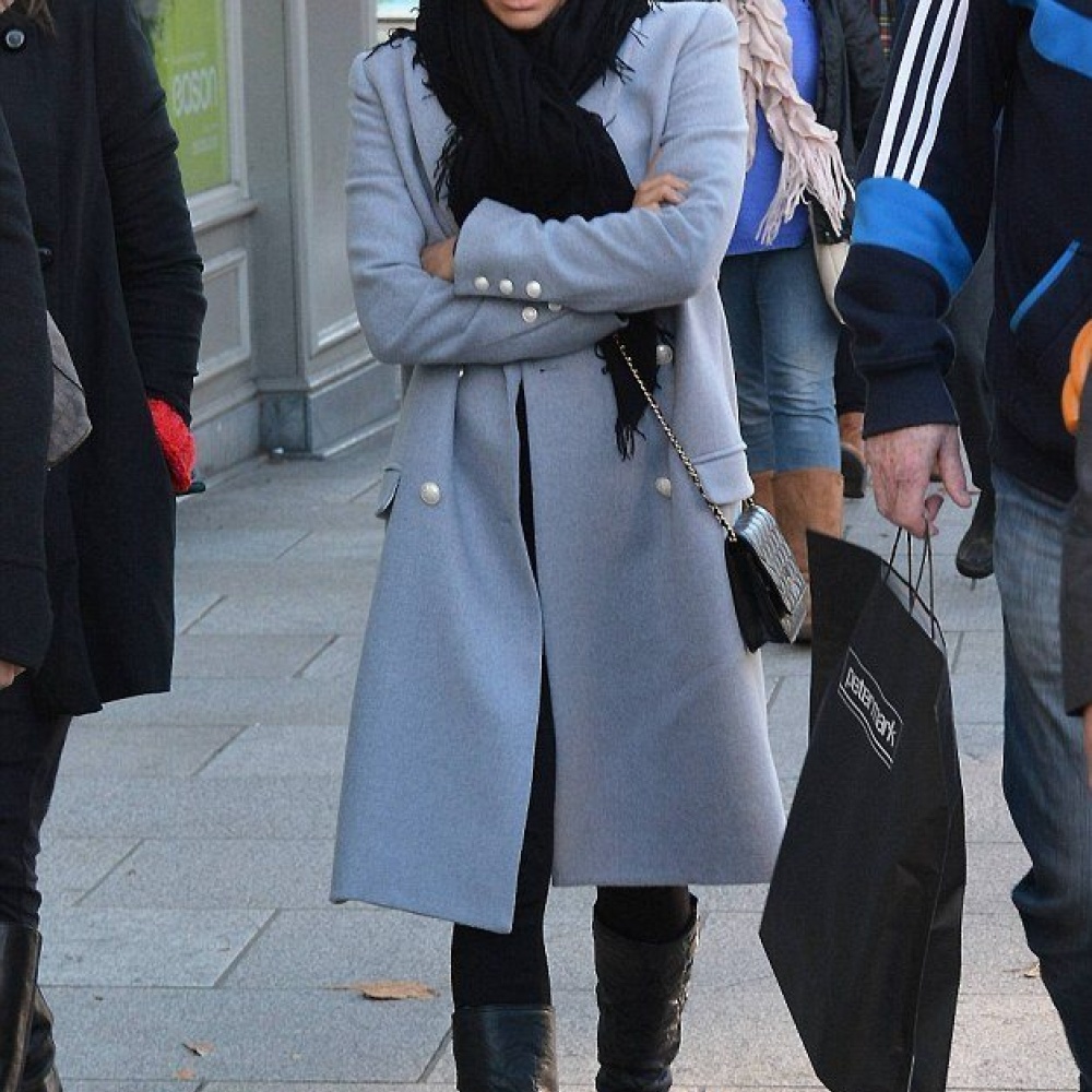 يبدو أنّ إيفا لانغوريا لم تستطع احتمال البرد القارص في مدينة دبلن