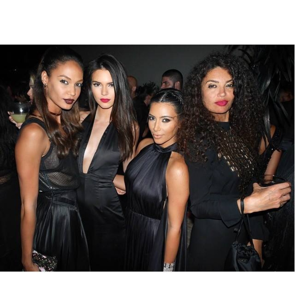 من الأجمل بأسود جيفانشى عارضة الأزياء التونسية عفاف جنيفان ، كيم كاردشيان ، كيندال جينر أم جوان سمالز؟ 