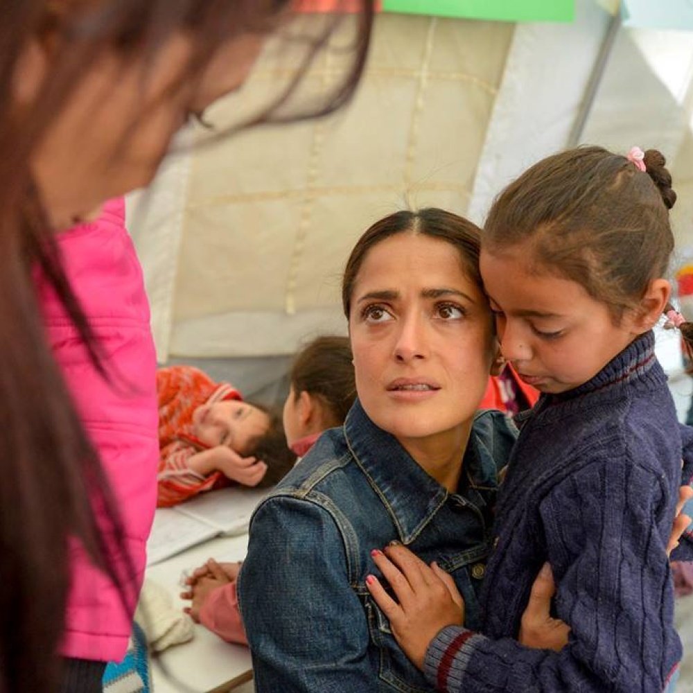 الدموع تغالب سلمى حايك خلال زيارة مخيم للاجئين السوريين في البقاع اللبناني