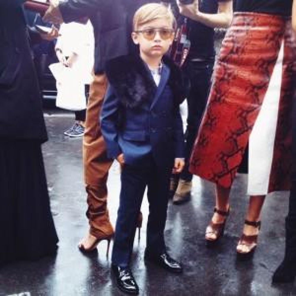 يبدو أنه الطفل الأكثر أناقة في عروض أسبوع الموضة في باريس