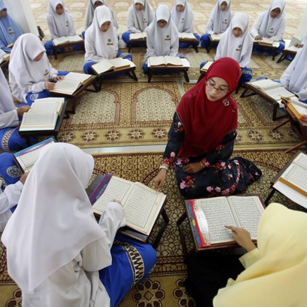 تلاوة القرآن في احدى مساجد بماليزيا