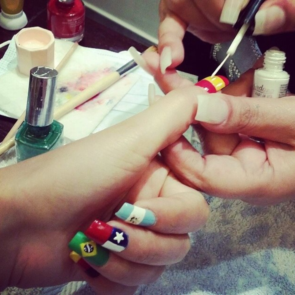 هيفاء وهبي تستعرض أظافرها المزينة بأعلام الفرق المشاركة في المونديال