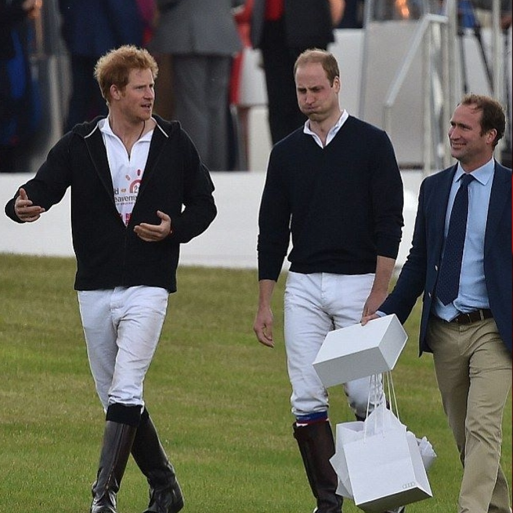 الأميران ويليام وهاري يقضيان وقتا ممتعا بعد ممارستهما لرياضة ركوب الخيل