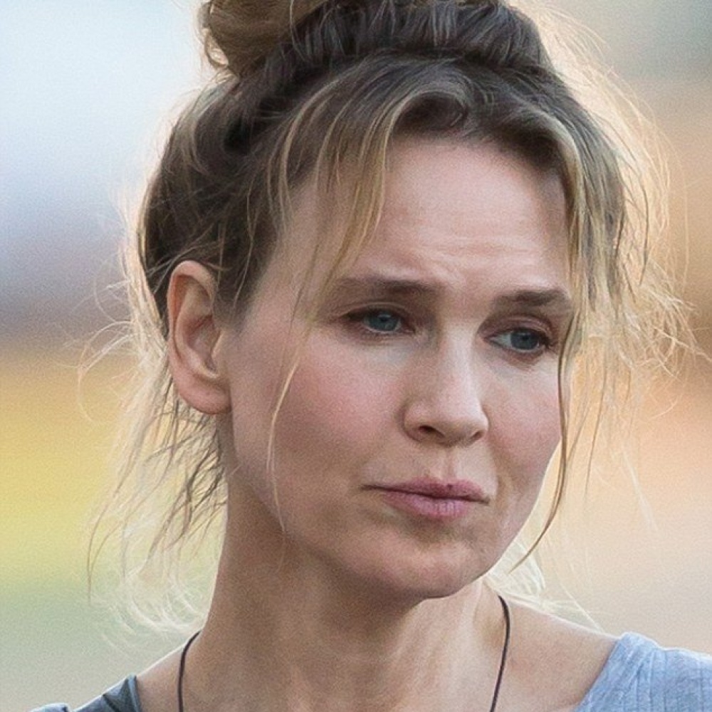 رينيه زلواغير بوجهها الجديد محبطة ومتعبة خلال ممارستها الرياضة