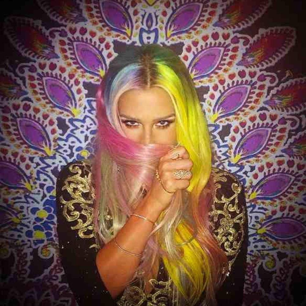 كيشا تقتبس جمال الطاووس