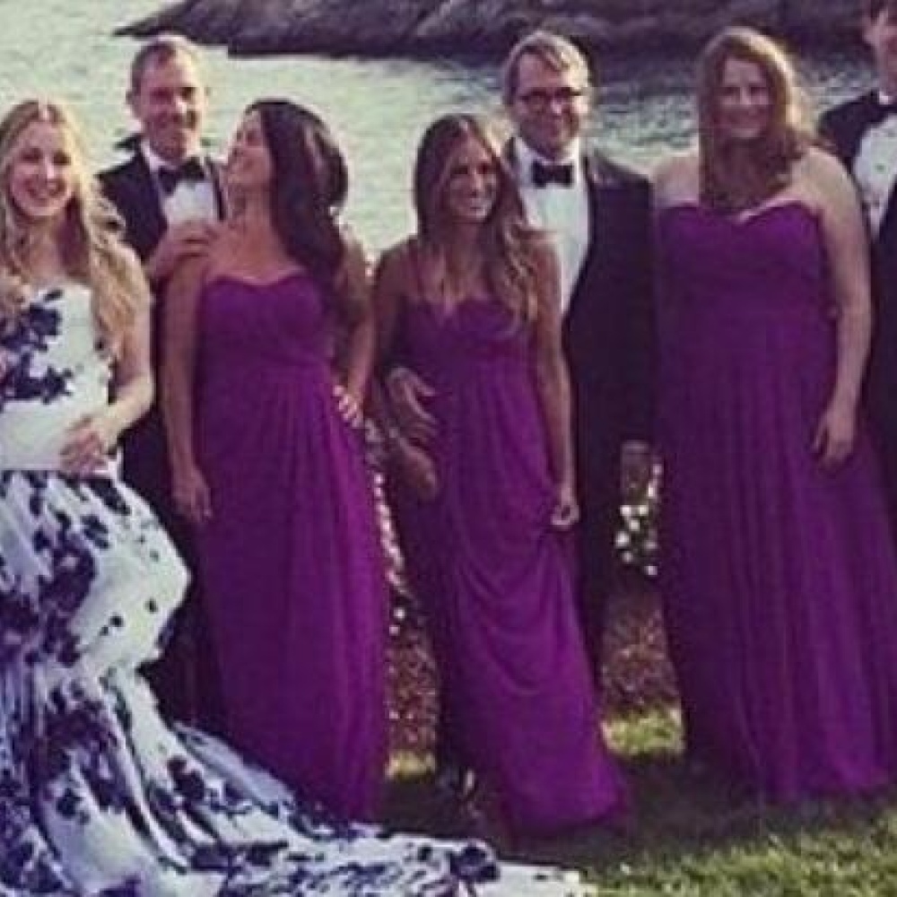 سارة جيسيكا باركر تصف مع الإشبينات في حفل زفاف مساعدتها السابقة! ما أروعها من رئيسة عمل ..