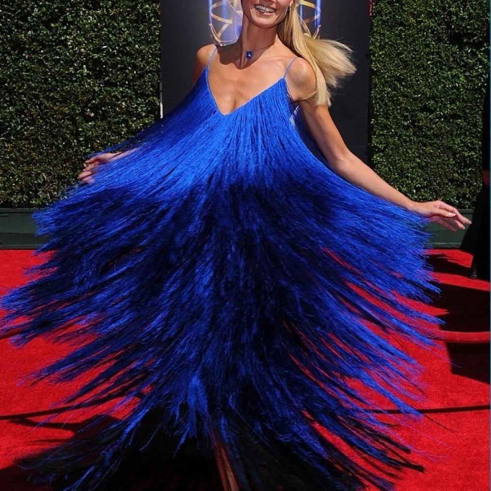 هايدي كلوم سعيده بفستانها الأزرق في حفل جوائز Creative Arts Emmy Awards