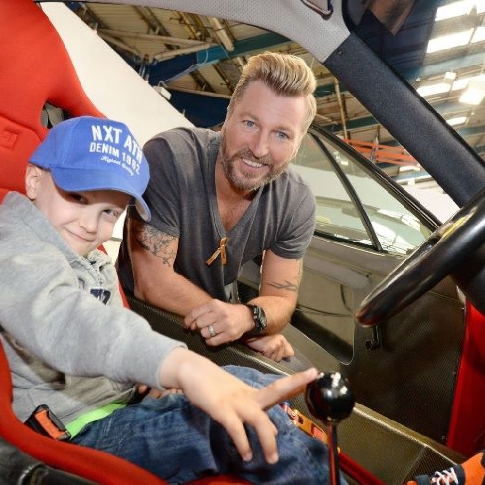 لاعب كرة القدم السابق Robbie Savage يحقق حلم طفل مريض بالسرطان بجولة في سيارة فيراري السريعة