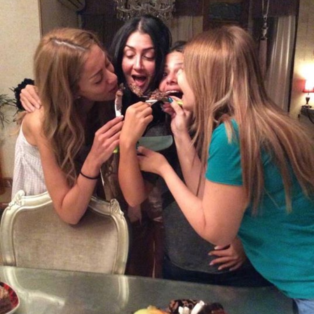 غادة عبد الرازق تهم بالتهام كعكة ميلاد ابنتها روتانا