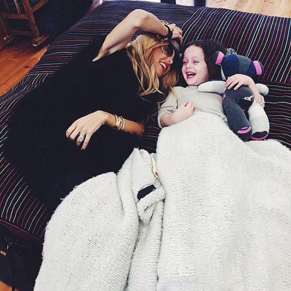 راشيل زووي في لحظة دفء وحب مع طفلها