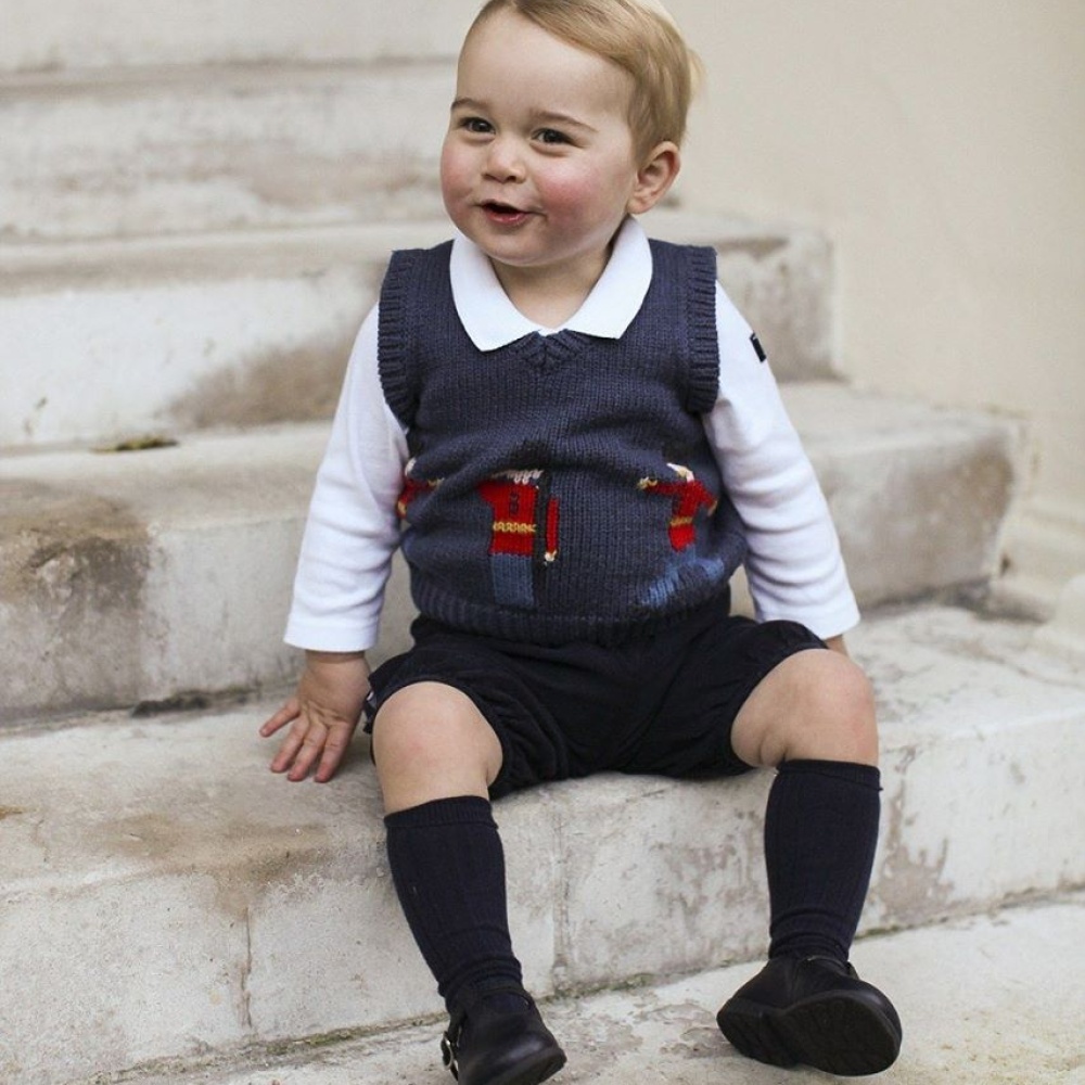 الأمير جورج في جلسة تصوير خاصة بأعياد الميلاد .. ألا يبدو ظريفاً !