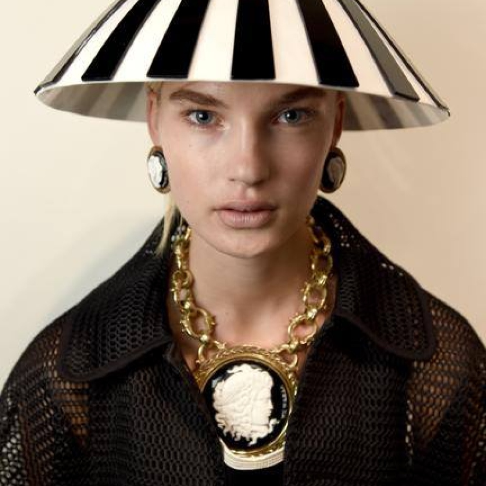 قبعة بتصميم غريب ضمن عروض أزياء أسبوع الموضة في لندن