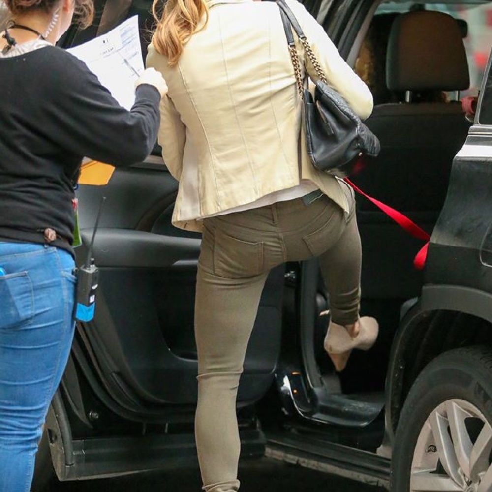 يبدو أن النجمة آشلي غرين تحاول القفز للسيارة بدلا من محاولة الصعود لها !