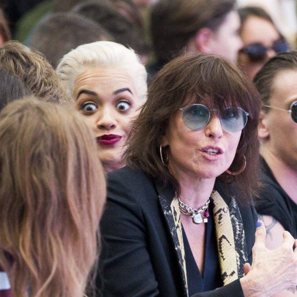 ما بال ريتا أورا مصدومة لهذا الحد خلال عروض أزياء أسبوع الموضة في لندن؟