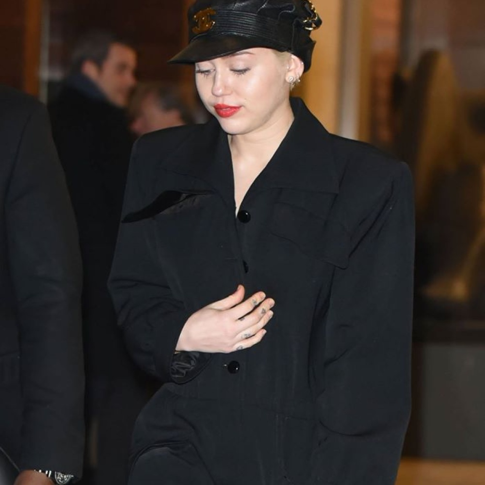 للمرة الأولى .. مايلي سايروس بإطلالة قمة في الاحتشام .. هل توافقونا الرأي؟