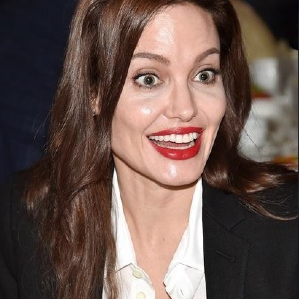 تعابير مندهشة على وجه أنجلينا جولي مخرجة فيلم Unbroken خلال غداء الحفل السنوي لجوائز AFI