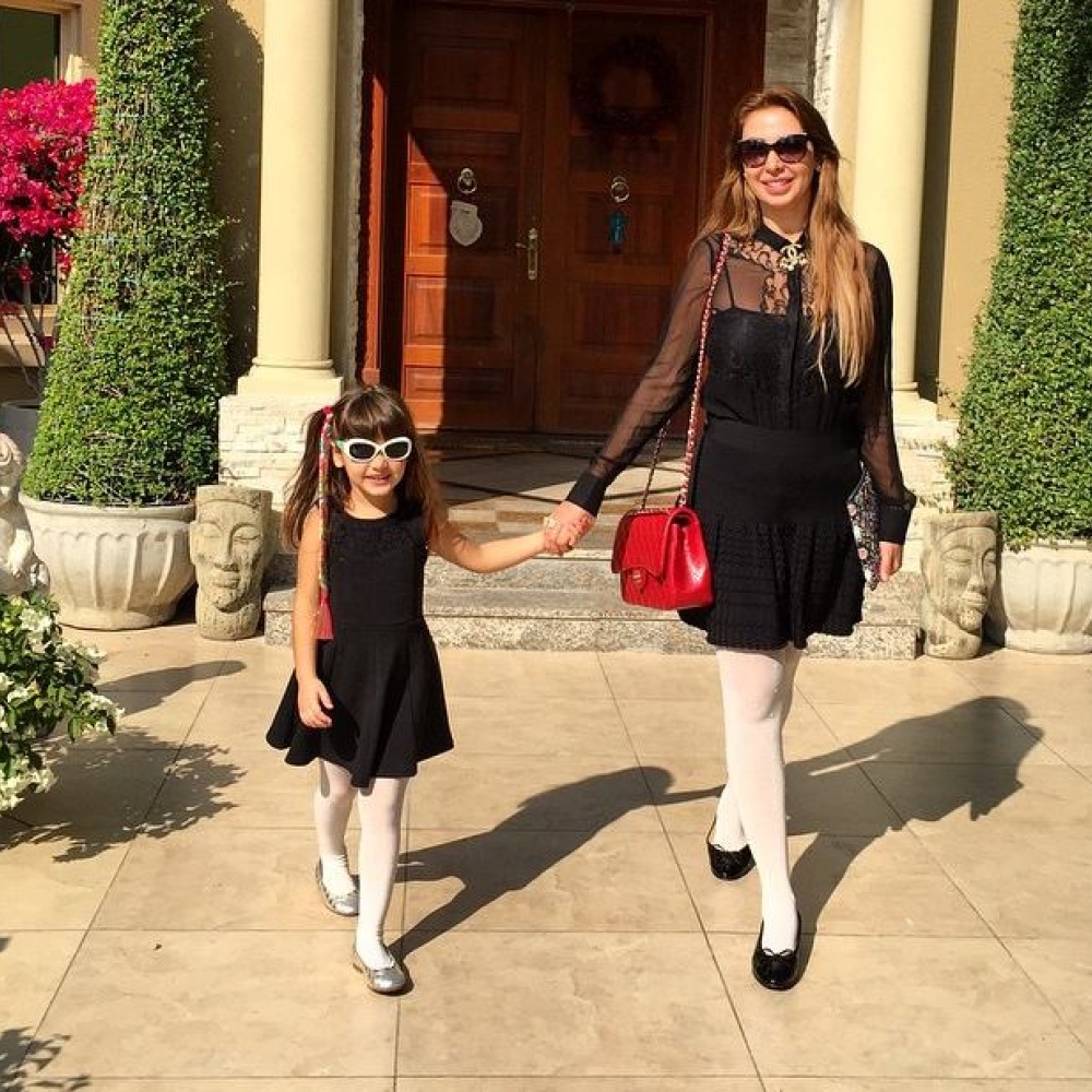 جويل وابنتها إيلا متألقتان بزي مشابه صباح اليوم