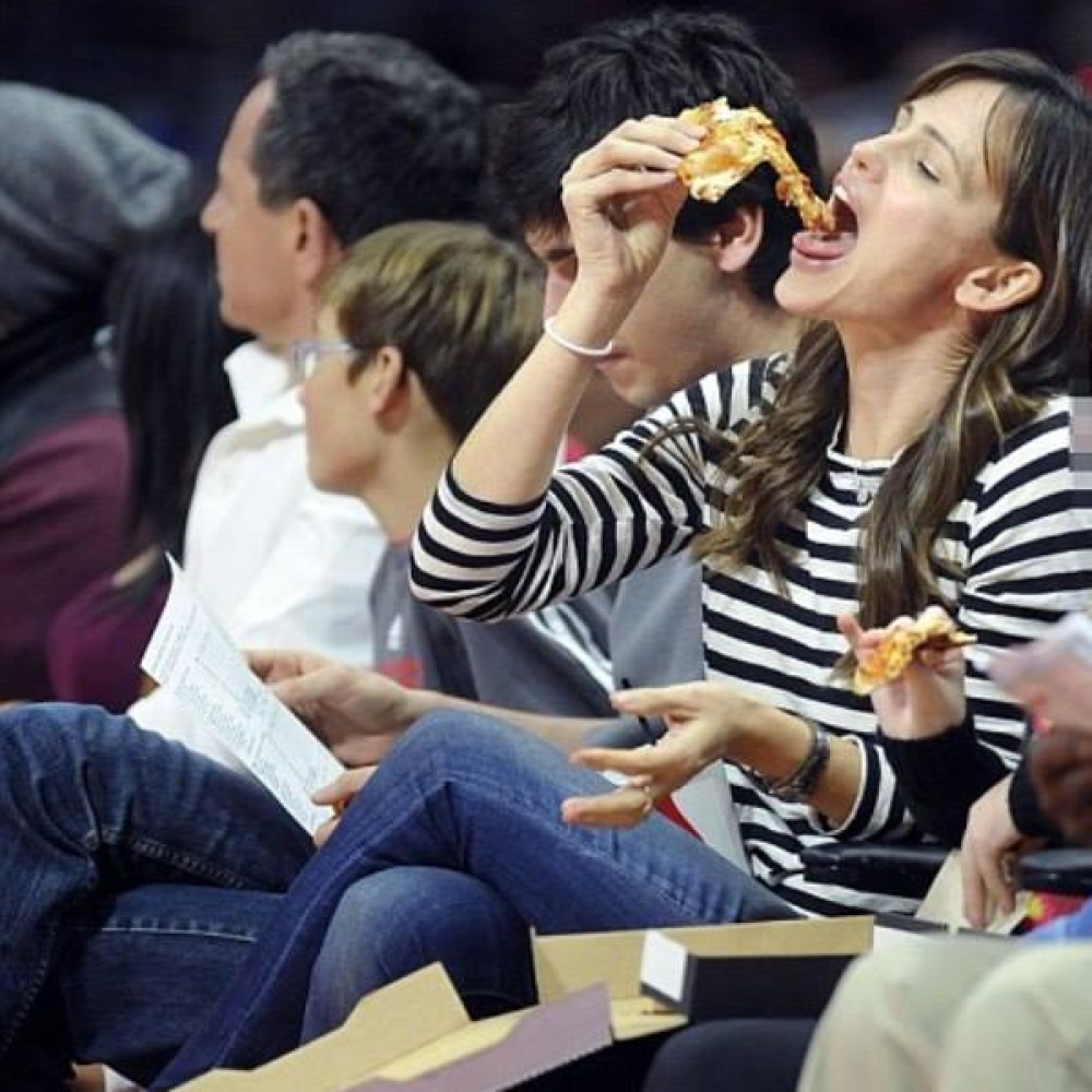 جينيفر غارنر تخرق قواعد الحمية وتلتهم قطعة من البيتزا بشراهة