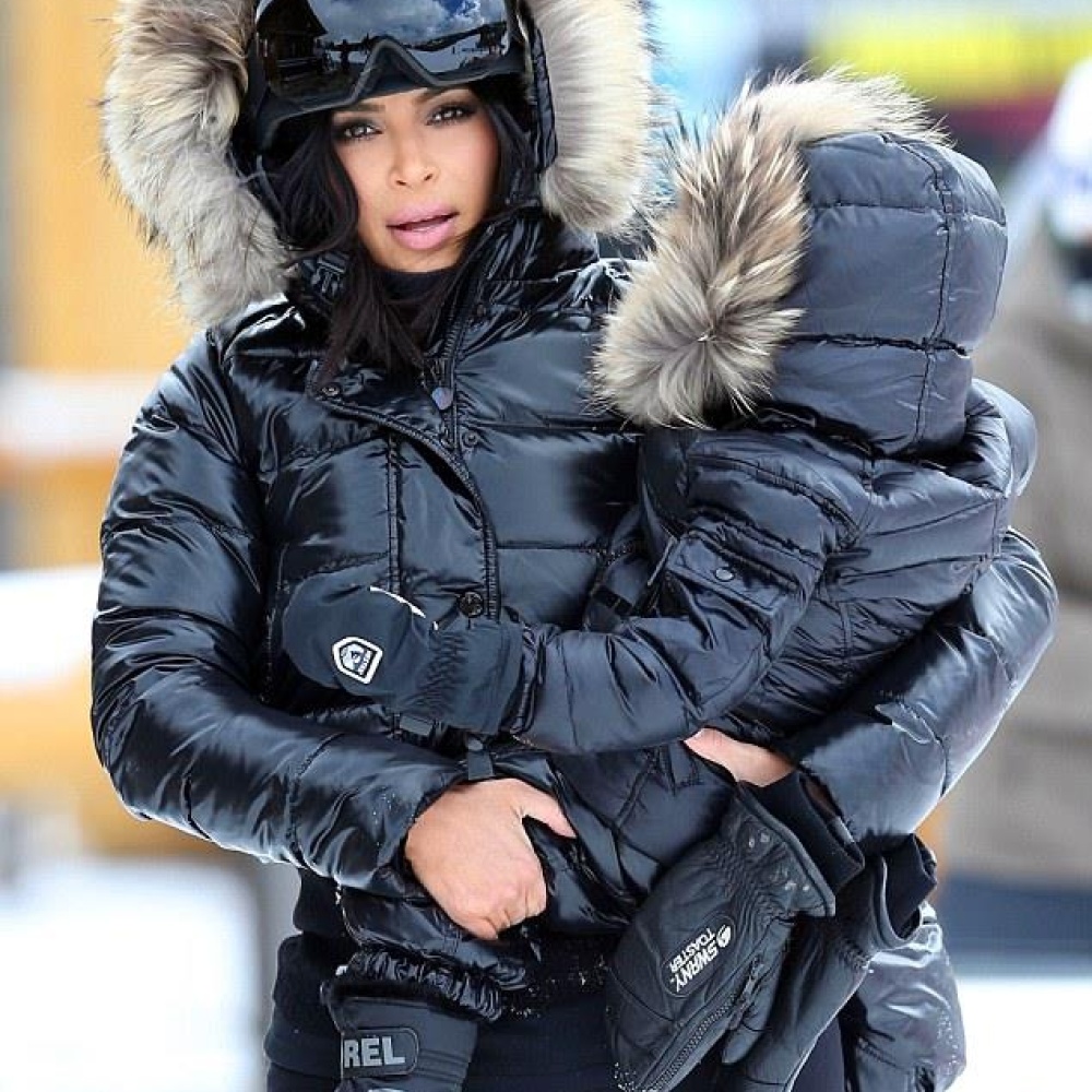 كيم كاردشيان تتألق وابنتها نورث بزي مماثل خلال تزلجهما في مونتانا