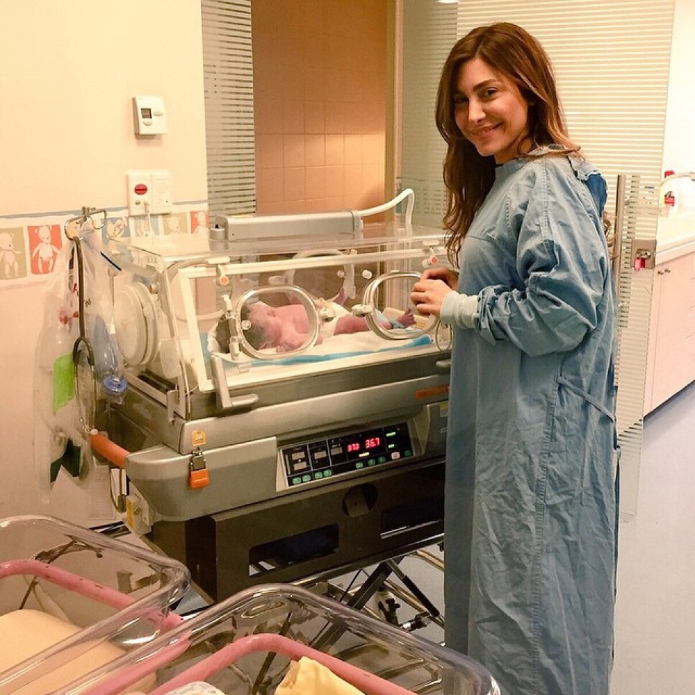 كلا، لم تنجب يارا بعد. لكنها فرحة بتهنئة صديقها طارق كرم وزوجته بمولودهما الجديد.