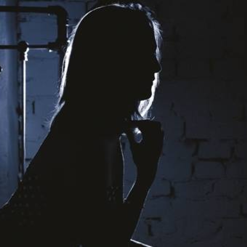 نجاة إمرأة إحتجزت سنة داخل غرفة