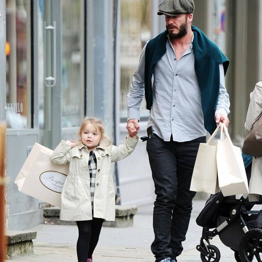 هاربر تتسوّق مع والدها الوسيم دايفيد بيكهام في شوارع لندن