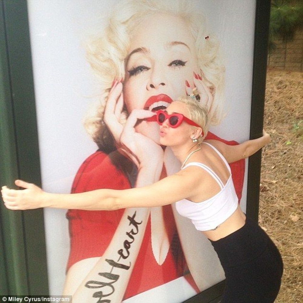 مايلي سايروس تحتضن بوستر إعلاني لألبوم مادونا .. ومادونا تعيد نشر الصورة على حسابها في الانستغرام